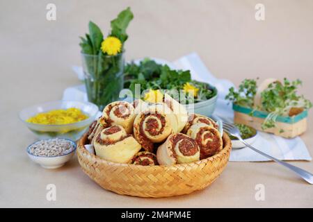 Cuisine souabe, pâtes d'escargots copieuses, salées, pâtisseries à base de levure, pâte à base de levure, Végétarien, cuire au four, hors du four, typique souabe réinterprété, fête Banque D'Images