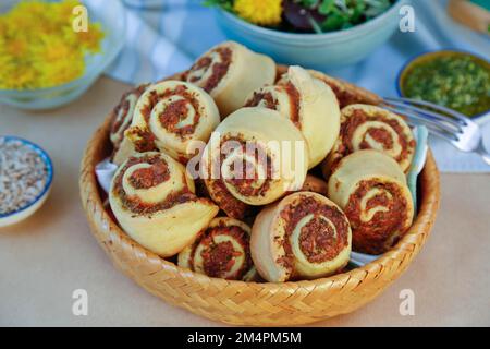 Cuisine souabe, pâtes d'escargots copieuses, salées, pâtisseries à base de levure, pâte à base de levure, Végétarien, cuire au four, hors du four, typique souabe réinterprété, fête Banque D'Images