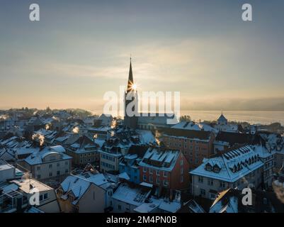 Vue aérienne de la ville de Radolfzell sur le lac de Constance en hiver avec le district de Constance de Radolfzell Minster, Bade-Wurtemberg, Allemagne Banque D'Images