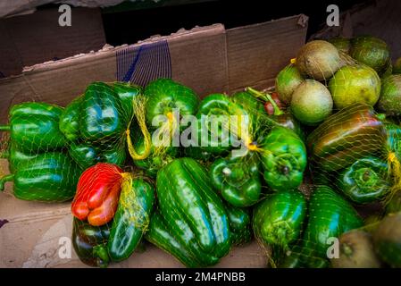 Fruits, épices, légumes et légumes en boîtes à vendre au salon de Sao Joaquim à Salvador, Bahia. Banque D'Images