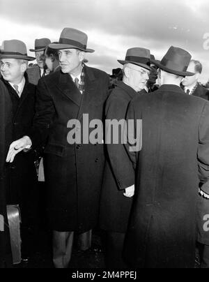 Arrivée d'Acheson à la conférence de l'OTAN avec la délégation des États-Unis. Photographies des programmes du Plan Marshall, des pièces justificatives et du personnel Banque D'Images