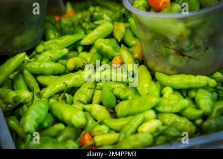 Fruits, épices, légumes et légumes en boîtes à vendre au salon de Sao Joaquim à Salvador, Bahia. Banque D'Images