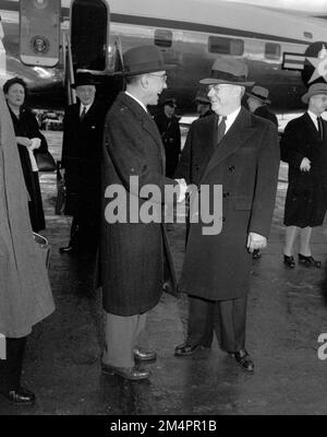 Arrivée d'Acheson à la conférence de l'OTAN avec la délégation des États-Unis. Photographies des programmes du Plan Marshall, des pièces justificatives et du personnel Banque D'Images