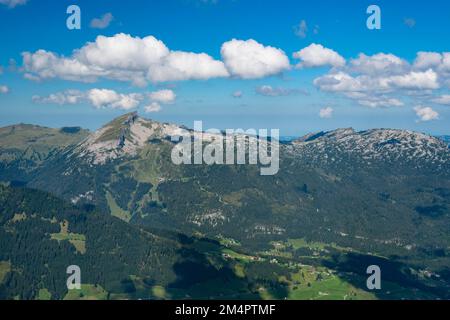 Panorama sur la montagne depuis Walser Hammerspitze, 2170m, jusqu'au Hoher IFEN, 2230m, Kleinwalsertal, Vorarlberg, Alpes d'Allgaeu, Autriche Banque D'Images