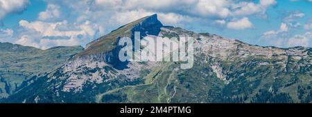 Panorama sur la montagne depuis Walser Hammerspitze, 2170m, jusqu'au Hoher IFEN, 2230m, Kleinwalsertal, Vorarlberg, Alpes d'Allgaeu, Autriche Banque D'Images