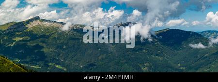 Panorama sur la montagne depuis Walser Hammerspitze, 2170m, jusqu'au Hoher IFEN, 2230m, Kleinwalsertal, Vorarlberg, Alpes d'Allgaeu, Autriche Banque D'Images