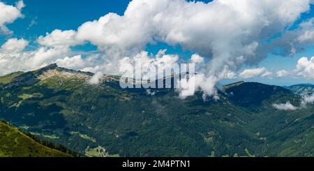 Panorama sur la montagne depuis Walser Hammerspitze, 2170m, jusqu'au Hoher IFEN, 2230m, Kleinwalsertal, Vorarlberg, Alpes d'Allgaeu, Autriche Banque D'Images