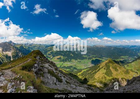 Panorama sur la montagne depuis Walser Hammerspitze, 2170m, jusqu'au Hoher IFEN, 2230m, Kleinwalsertal, Vorarlberg, Alpes d'Allgaeu, Autriche Banque D'Images