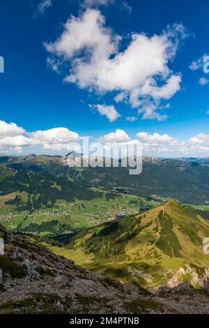 Panorama sur la montagne depuis Walser Hammerspitze, 2170m, jusqu'au Hoher IFEN, 2230m, Kleinwalsertal, Vorarlberg, Alpes d'Allgaeu, Autriche Banque D'Images