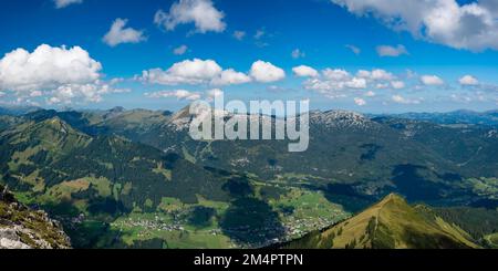 Panorama sur la montagne depuis Walser Hammerspitze, 2170m, jusqu'au Hoher IFEN, 2230m, Kleinwalsertal, Vorarlberg, Alpes d'Allgaeu, Autriche Banque D'Images