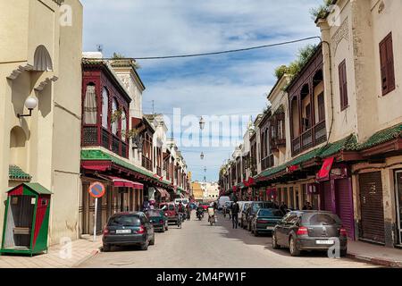 Maisons en bois, rue de la Mellah avec passants, quartier juif, Nouvelle ville, Fès, Maroc Banque D'Images