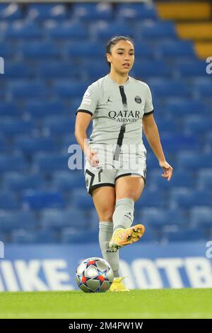 Londres, Royaume-Uni. 22nd décembre 2022. 22nd décembre 2022 ; Stamford Bridge, Londres, Angleterre : UEFA Womens Champions League football, Chelsea contre Paris Saint Germain ; Sakina Karchaoui de Paris Saint-Germain passe par Midfield Credit: Action plus Sports Images/Alay Live News Banque D'Images