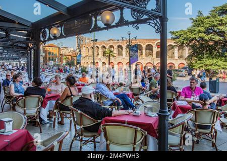 Terrasses de restaurants sur la Piazza Bra en face de l'Arena di Verona, Vérone, Vénétie, Italie du Nord, Italie Banque D'Images