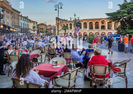 Terrasses de restaurants sur la Piazza Bra en face de l'Arena di Verona, Vérone, Vénétie, Italie du Nord, Italie Banque D'Images