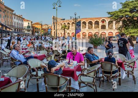 Terrasses de restaurants sur la Piazza Bra en face de l'Arena di Verona, Vérone, Vénétie, Italie du Nord, Italie Banque D'Images