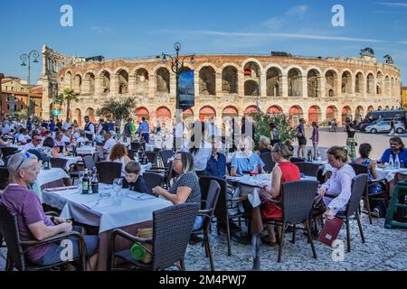 Terrasses de restaurants sur la Piazza Bra en face de l'Arena di Verona, Vérone, Vénétie, Italie du Nord, Italie Banque D'Images