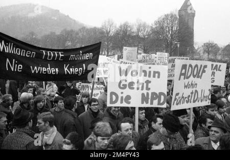 Le congrès du parti de 4th de la NPD radicale de droite, le 13 février 1970 à Wertheim dans le Bade-Wurtemberg, a été accompagné de manifestations massives par Banque D'Images