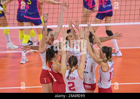 Florence, Italie. 22nd décembre 2022. Galatasaray HDI Sigorta Istanbul les joueurs célèbrent pendant Savino Del Bene Scandicci vs Galatasaray HDI Sigorta Istanbul, Volleyball coupe CEV femmes Championnat à Florence, Italie, 22 décembre 2022 Credit: Independent photo Agency/Alay Live News Banque D'Images