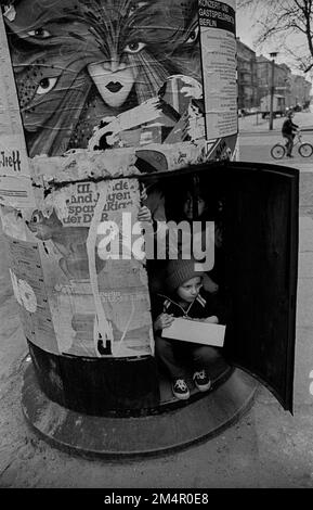 GDR, Berlin, 18. 03. 1989, enfants dans un pilier publicitaire, affiches, Kollwitzplatz Banque D'Images