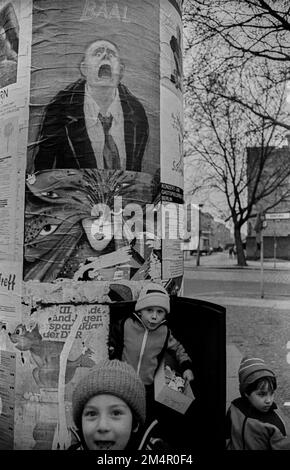 GDR, Berlin, 18. 03. 1989, enfants dans un pilier publicitaire, affiches, Kollwitzplatz Banque D'Images