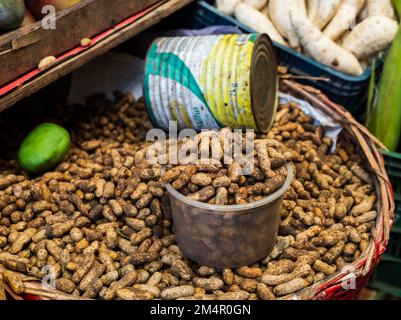 Arachides dans un panier prêt à la vente à la foire. Concept organique. Banque D'Images