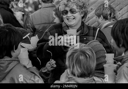 GDR, Berlin, 25. 11. 1988, tasses en plastique pour la mère et les enfants, au marché de Noël à Alexanderplatz Banque D'Images