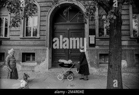 GDR, Berlin, 07. 05. 1989, Oranienburger Strasse, femme âgée avec chien Banque D'Images