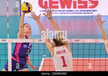 Florence, Italie. 22nd décembre 2022. Yvon Bélien (Savino Del Bene Scandicci) pendant Savino Del Bene Scandicci vs Galatasaray HDI Sigorta Istanbul, Volleyball coupe CEV femmes Championnat à Florence, Italie, 22 décembre 2022 Credit: Independent photo Agency/Alay Live News Banque D'Images