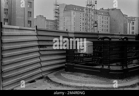 GDR, Berlin, 18. 03. 1989, entrée de la station de métro Stadtmitte, boîte aux lettres Banque D'Images