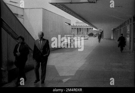 GDR, Berlin, 27. 05. 1989, au Pape de la République, passants, couple Banque D'Images