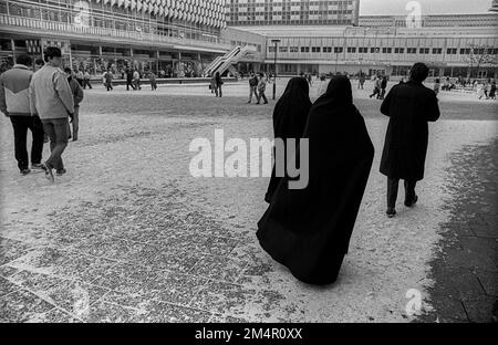 GDR, Berlin, 25. 11. 1988, une femme voilée court après leur mari sur Alexanderplatz Banque D'Images