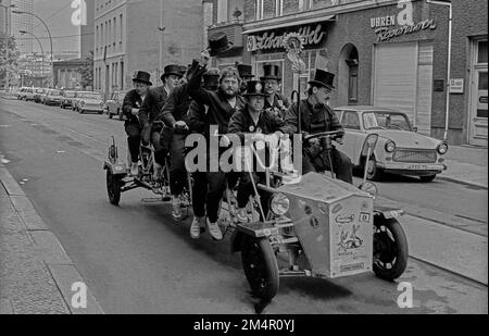 GDR, Berlin, 23. 05. 1989, Oranienburger Strasse, Ascension Day, Men for Men's Day, Men's Day on self-made pedal car Banque D'Images