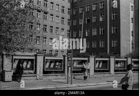 GDR, Berlin, 23. 04. 1989, VEB Verlag Technik, Oranienburger Strasse, panneaux d'affichage Banque D'Images