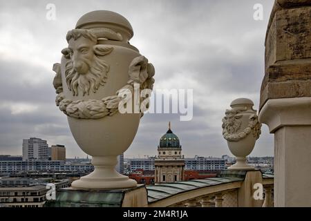 Vue sur les toits de la ville depuis le pont d'observation de la cathédrale française avec vue sur la cathédrale allemande, Berlin, Allemagne Banque D'Images