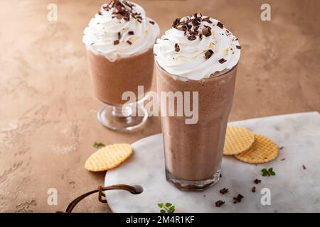 Frittée au café recouverte de crème fouettée et de boucles au chocolat Banque D'Images