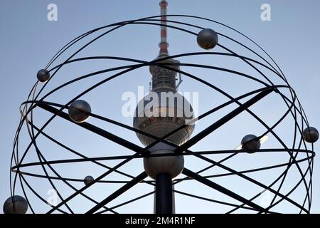 Modèle planétaire de l'horloge universelle Urania avec tour de télévision, Alexanderplatz, Berlin Mitte, Berlin, Allemagne Banque D'Images