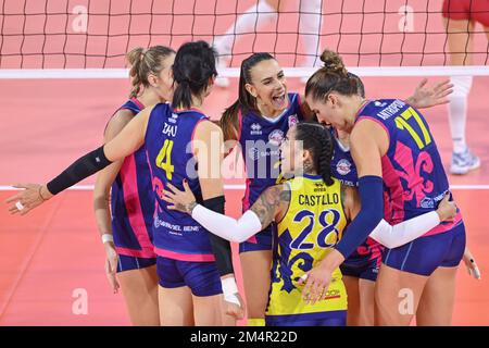 Florence, Italie. 22nd décembre 2022. Les joueurs de Savino Del Bene Scandicci fêtent lors de Savino Del Bene Scandicci vs Galatasaray HDI Sigorta Istanbul, championnat de football féminin de la coupe CEV à Florence, Italie, 22 décembre 2022 Credit: Independent photo Agency/Alay Live News Banque D'Images