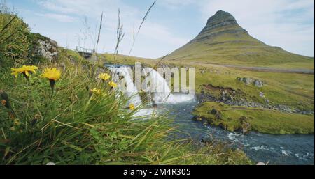 Green Mountain Peak et Kirkjufellsfoss Fall sont des attractions populaires le matin à l'Islande, Summertime voyage en islande, tiré au ralenti Banque D'Images