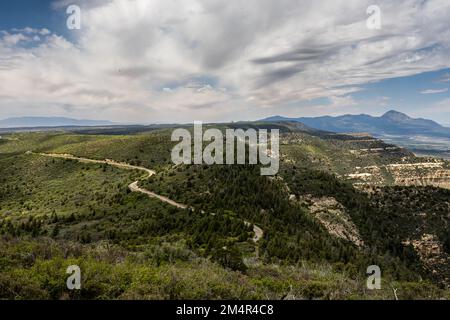 Des nuages s'étalent sur Winding Road à travers le parc national de Mesa Verde Banque D'Images