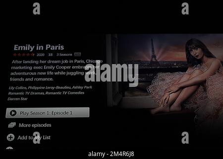 Application Netflix sur l'écran de télévision mettant en évidence la série télévisée à succès Emily à Paris Banque D'Images