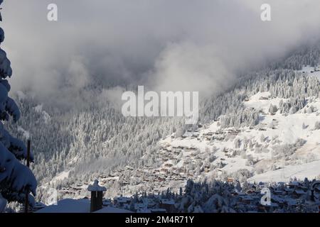 Vue sur la station de ski de Verbier, Valais, Suisse après une chute de neige fraîche. Vue sur la vallée du village de Verbier depuis le haut de la montagne. Banque D'Images