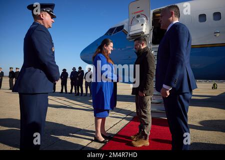 Credit: Présidence de l'Ukraine/Bureau de presse présidentiel ukrainien/Alamy Live NewsClinton, Etats-Unis. 21 décembre 2022. Le président ukrainien Volodymyr Zelenskyy est accueilli à l'ambassadeur ukrainien à l'Université de Washington, Oksana Markarova, à gauche, à son arrivée à la base conjointe Andrews, 21 décembre 2022, à Clinton, Maryland. Banque D'Images