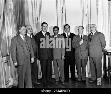 Paul porter reçoit le chef du travail indien G. D. Sukhee. Photographies des programmes du Plan Marshall, des pièces justificatives et du personnel Banque D'Images