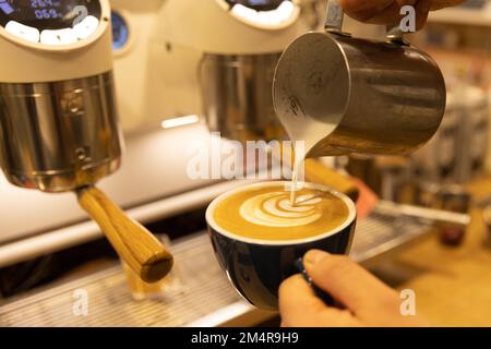 latte en train d'être fait avec de beaux latte art Banque D'Images