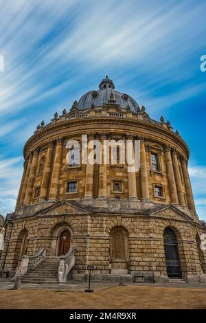 Un cliché vertical de la bibliothèque Radcliffe Camera sur fond bleu ciel nuageux à Oxford, en Angleterre Banque D'Images