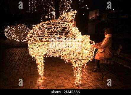 Prague, République tchèque. 22nd décembre 2022. Un visiteur est vu avec une installation de lumière lors d'une exposition de lumière de Noël à Prague, en République tchèque, le 22 décembre 2022. Crédit: Dana Kesnerova/Xinhua/Alamy Live News Banque D'Images