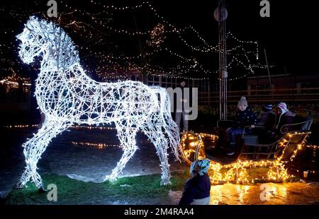 Prague, République tchèque. 22nd décembre 2022. Les gens sont assis sur une installation de lumière lors d'une exposition de lumière de Noël à Prague, en République tchèque, le 22 décembre 2022. Crédit: Dana Kesnerova/Xinhua/Alamy Live News Banque D'Images