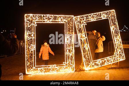 Prague, République tchèque. 22nd décembre 2022. Les gens se tiennent devant une installation d'éclairage lors d'une exposition de lumière de Noël à Prague, en République tchèque, le 22 décembre 2022. Crédit: Dana Kesnerova/Xinhua/Alamy Live News Banque D'Images