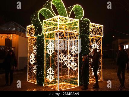 Prague, République tchèque. 22nd décembre 2022. Les gens regardent une installation de lumière lors d'une exposition de lumière de Noël à Prague, en République tchèque, le 22 décembre 2022. Crédit: Dana Kesnerova/Xinhua/Alamy Live News Banque D'Images