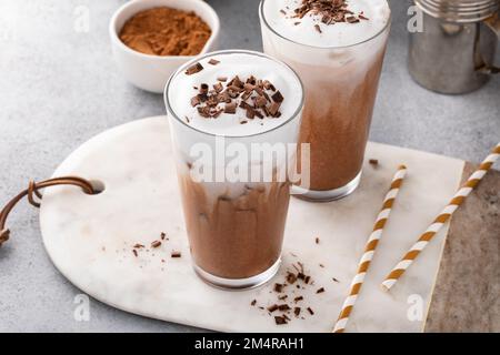 Chocolat chaud froid dans de grands verres avec mousse de lait Banque D'Images